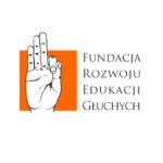 logo fundacji - dłoń na pomarańczowym tle zwrócona wnętrzem do odbiorcy, palce ułożone w znak ideograficzny litery F w polskim języku migowym, po prawej stronie dłoni napis Fundacja Rowju Edukacji Głuchych